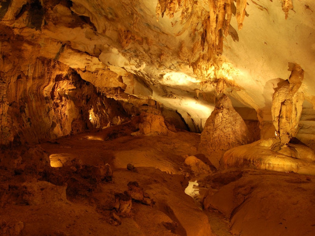 Exploration des grottes de Mulu