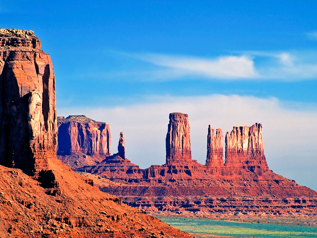 Monument Valley, dans un décor de collines rouge-sang, lieu de tournage de nombreux westerns