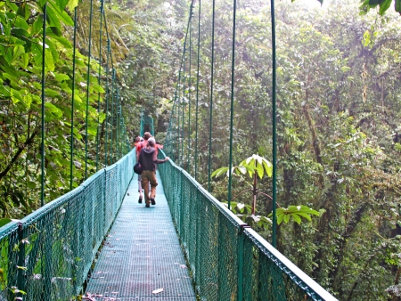 Tyrolienne, cascades et ponts suspendus : aventures dans la jungle