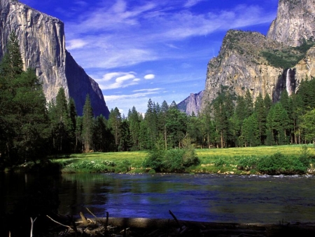 Route vers le célèbre Yosemite National Park