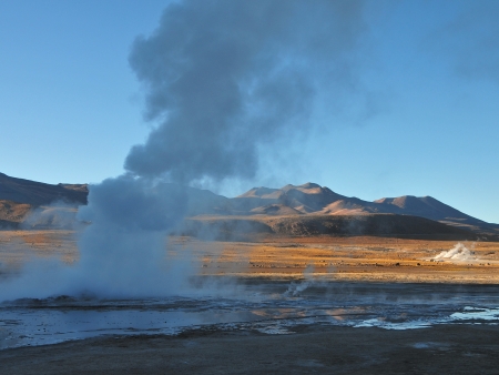 Eruption des geysers au lever du soleil 