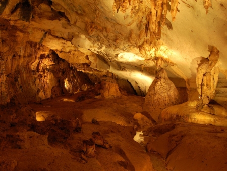 Exploration des grottes de Mulu